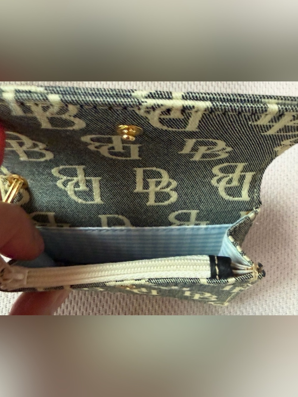 Vintage Dooney & Bourke ALL IN ONE WALLET - Picture 3 of 3